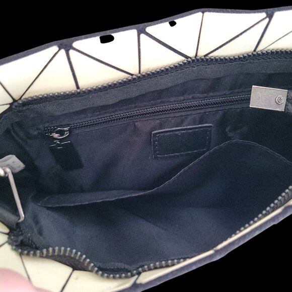 Geometric Folding Triangles Crossbody Bag β Glossy Beige Triangular Panels - Picture 5 of 8